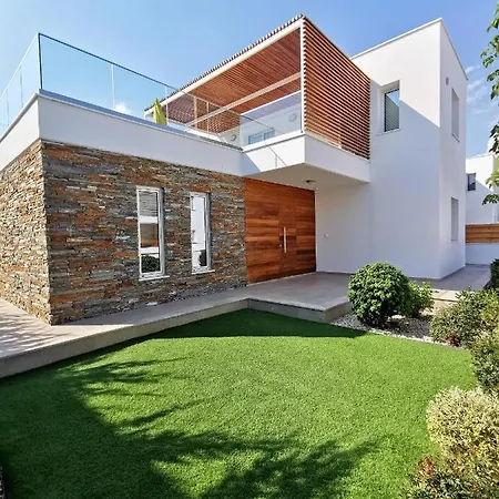 Nikki - Villa Paphos
